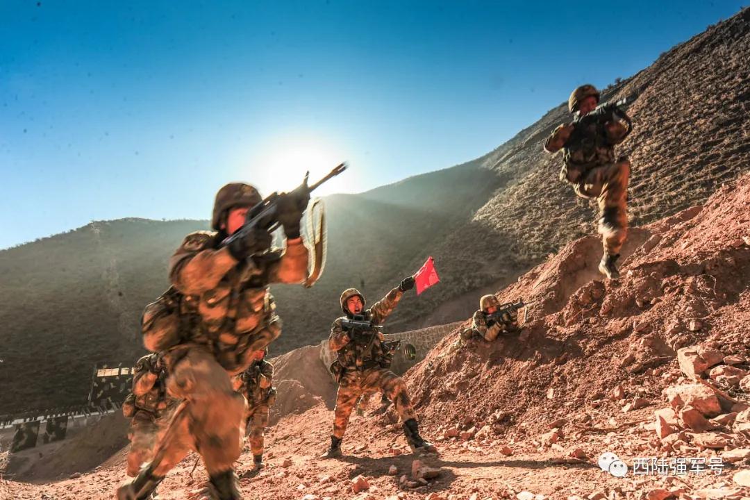 南国腹地,气候微寒.训练场上真枪实弹,狼烟四起.